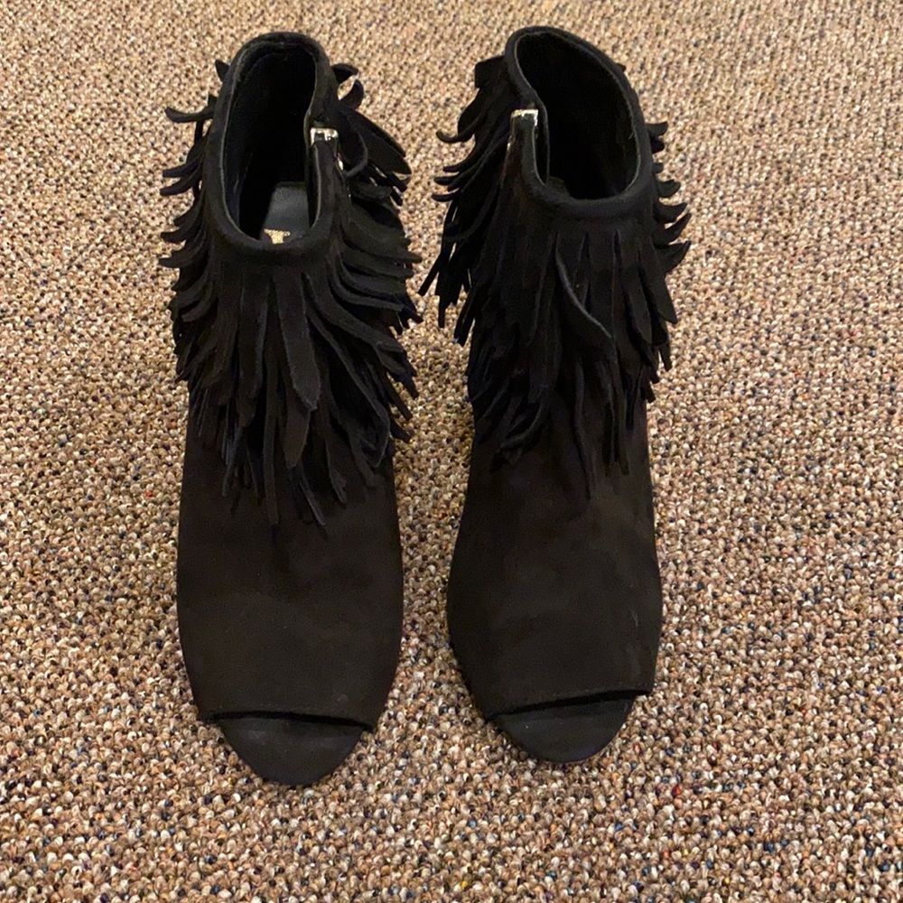 VINCE CAMUTO SIGNATURE BLACK FRIDGE SUEDE BOOTIES
